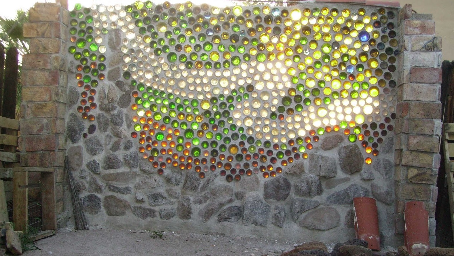 Стены из стеклянных бутылок и цемента